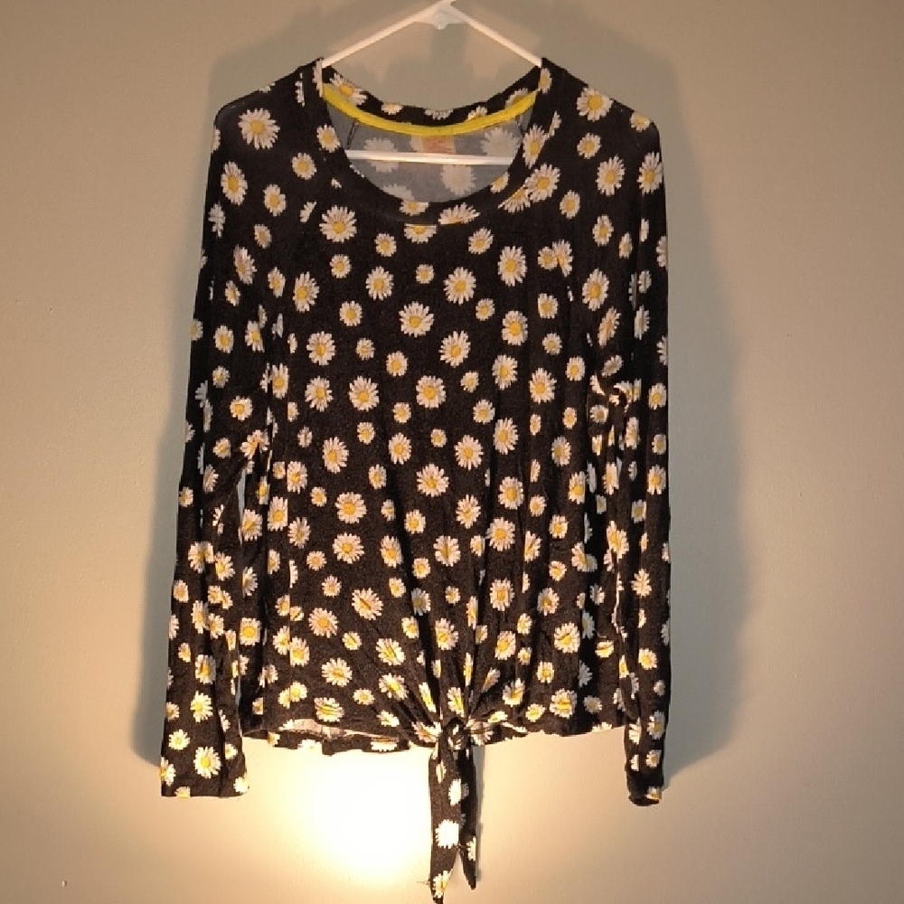 No Boundaries Black and Yellow Daisy Long Sleeve Top